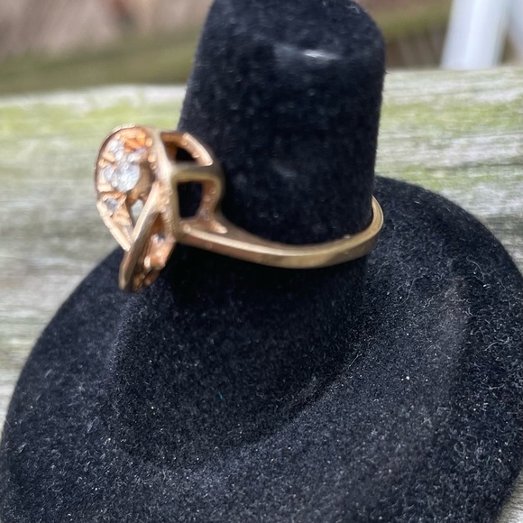 Diamond Ring. Estate piece. 14k. Total quarter carat.Beautiful unique design - Picture 6 of 7